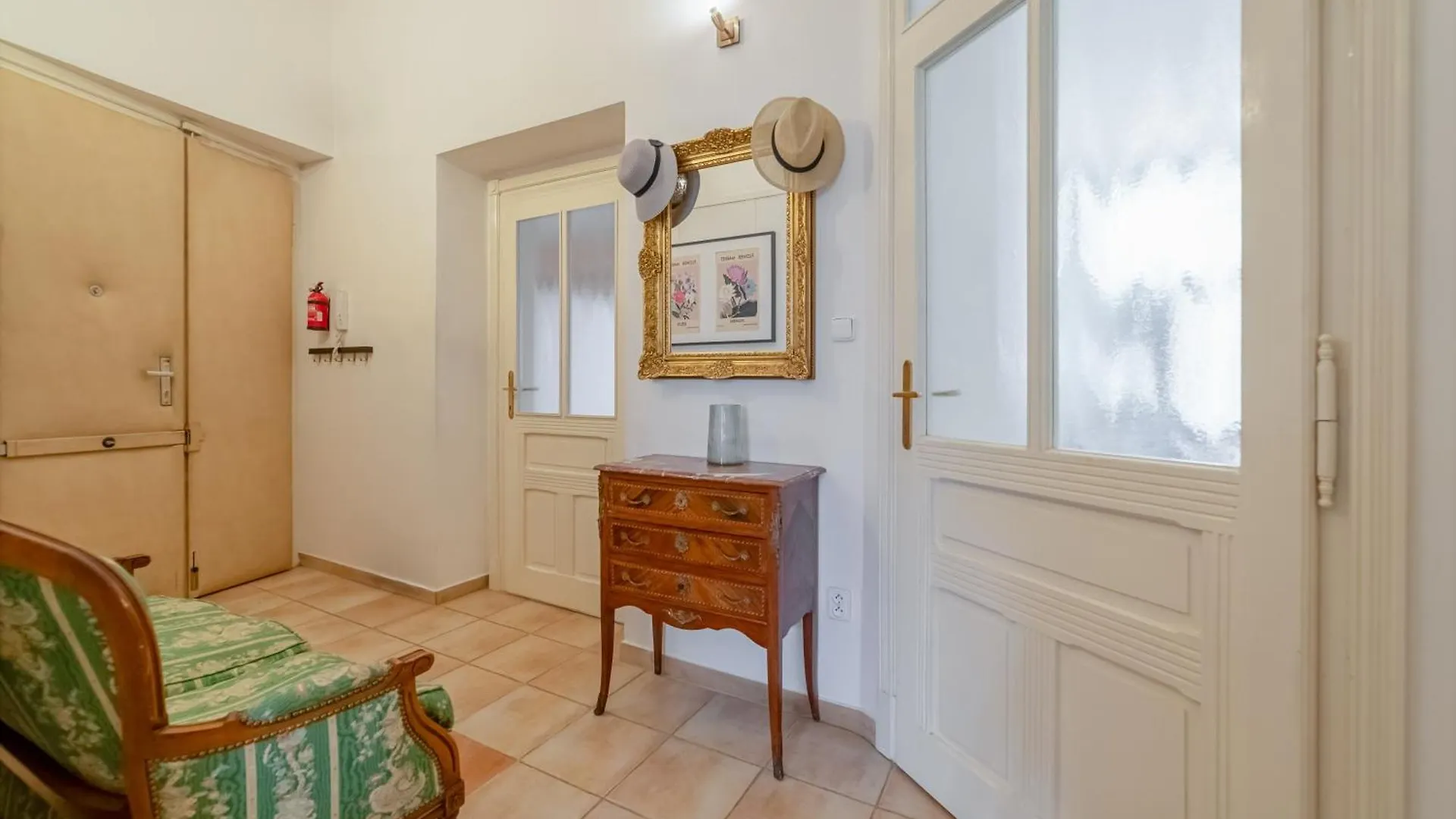Vintage Vogue Apartment By Rentez Prague